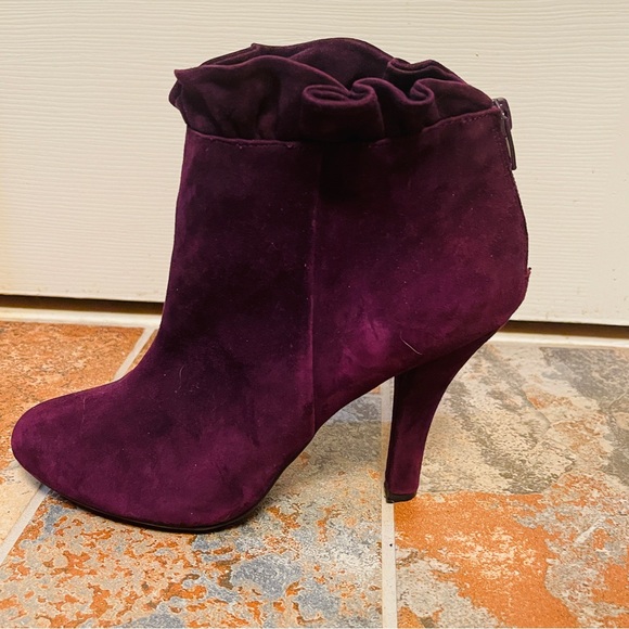 🍇Fabulous Purple Suede Ruffled Top Zip Stiletto Ankle Booties! - Picture 15 of 15